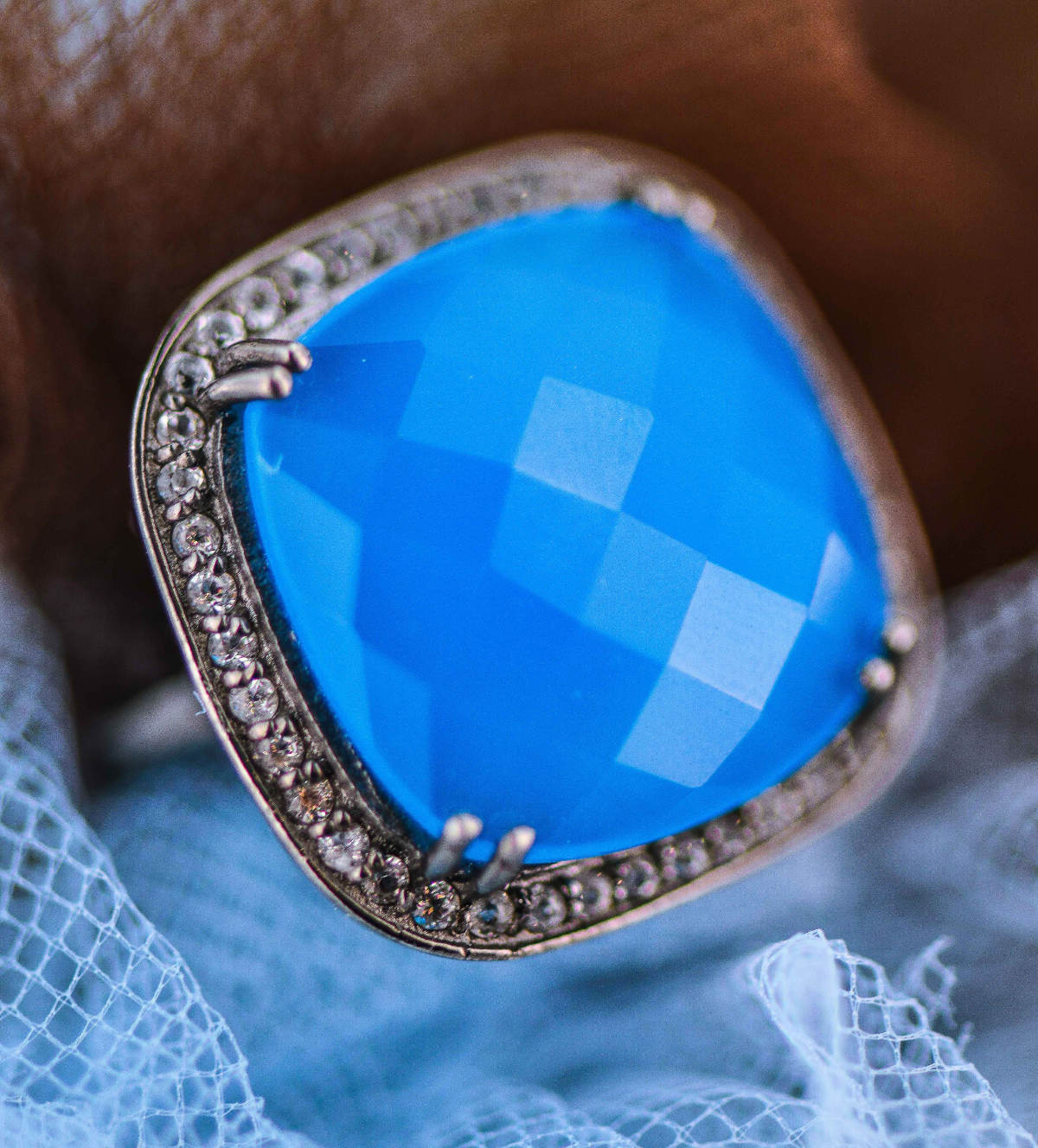 Classic Blue pentru inele moderne! Descoperă modelele!