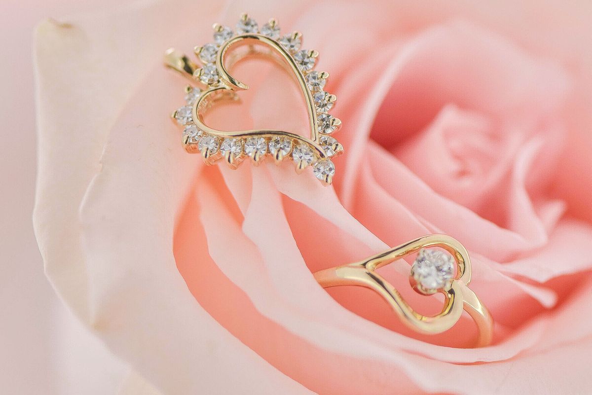 Valentine’s sau Dragobete? Februarie e luna cadourilor cochete!